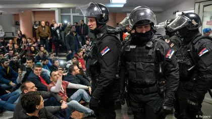 STARE DE URGENŢĂ din 10-13 iulie. Sârbii au protestat violent în stradă