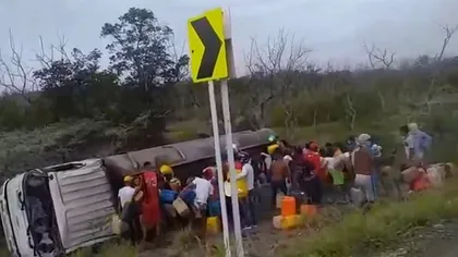 O cisternă a explodat în timp ce zeci de oameni furau benzină cu găleţile VIDEO