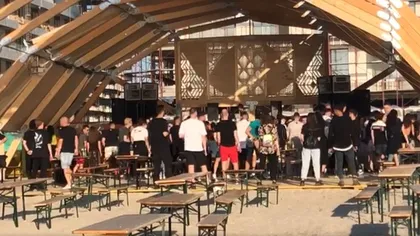 Concert pe plajă la Năvodari, în plină stare de alertă. Sute de oameni au sfidat regulile de distanţare. AMENDA primită de organizator