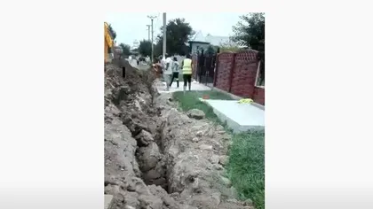 Trei muncitori, prinşi sub un mal de pământ în Dâmboviţa. Un tânăr de 20 de ani a MURIT