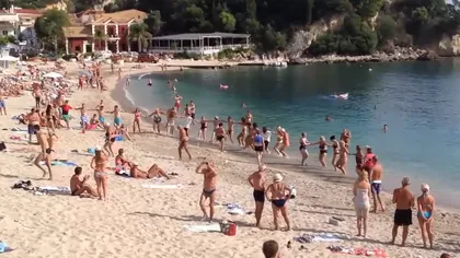 IMAGINI DEMENŢIALE! Românii au încins atmosfera pe o plajă din Grecia! Au uitat de pandemie şi au dansat pe muzică tradiţională VIDEO