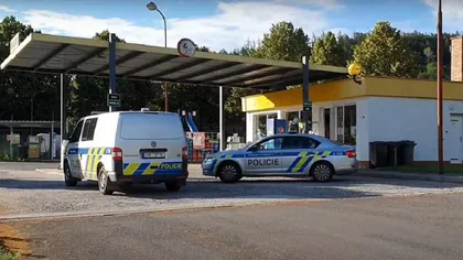Zeci de români au fost încuiaţi într-o benzinărie din Cehia. Oamenii legii i-au amendat pe toţi
