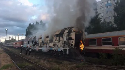 Două vagoane de tren, cuprinse de flăcări