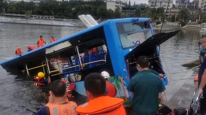 Cel puţin 21 de liceeni după ce un autobuz a plonjat într-un lac din China VIDEO