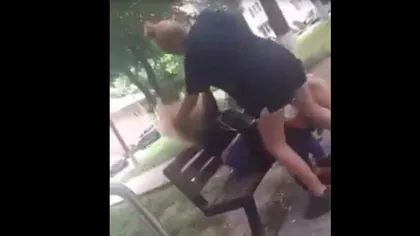 Adolescentă bătută crunt de două minore pe o stradă din Piatra Neamţ. Poliţia a demarat o anchetă VIDEO
