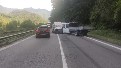 Accident rutier pe Valea Oltului între o ambulanţă, un TIR şi o camionetă. Şase persoane rănite, două încarcerate