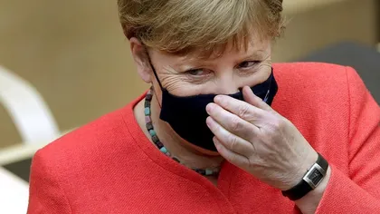 Merkel îşi face prima apariţie publică purtând mască, după ce a fost acuzată de ipocrizie