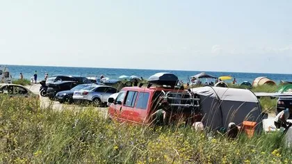 ARBDD a amendat cu 13.000 de lei campările ilegale şi maşinile parcate pe plajele de la Vadu şi Corbu