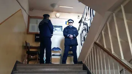 Bărbat sechestrat în subsolul unui bloc, găsit de poliţişti după o oră şi jumătate VIDEO