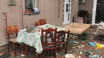 O familie a fost atacată în propria casă cu topoare şi bâte. Patru persoane au fost reţinute VIDEO