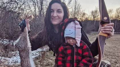O mămică îşi duce fetiţa de doi ani la vânătoare pentru a o obişnui cu 