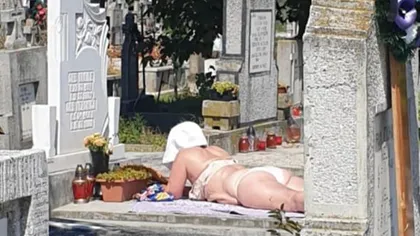 Incredibil. O femeie din Alba Iulia a făcut plajă în cimitir, pe o piatră de mormânt