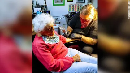 O femeie s-a tatuat pentru prima dată la vârsta de 103 ani. Acesta este primul lucru de pe bucket list-ul ei FOTO