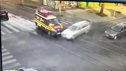Ambulanţă SMURD în misiune, lovită în plin în intersecţie VIDEO
