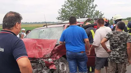 Accident grav, cu mai multe victime încarcerate, în apropiere de Lugoj. Şoferul uneia dintre maşini a intrat cu viteză într-o curbă