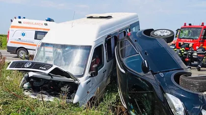 Accident cu şapte persoane în urma impactului dintre un autoturism şi un microbuz! A fost activat PLANUL ROŞU