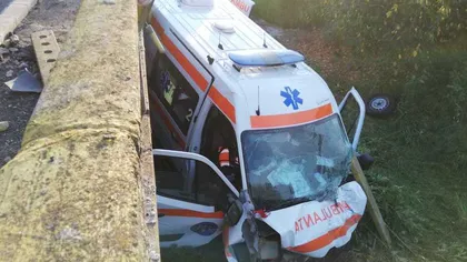 O ambulanţă care transporta un pacient cu coronavirus a căzut de pe un pod
