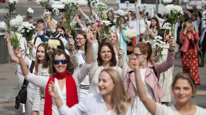 Protest al femeilor din Belarus. VIDEO cu momentul când acestea rup cordonul de jandarmi