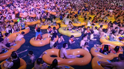 IMAGINILE ZILEI. Mega-petrecere într-un parc acvatic din WUHAN. FOTO şi VIDEO