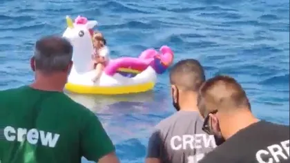 O fetiţă de patru ani, salvată de un feribot grec după ce a fost luată de curent pe unicornul său gonflabil