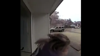 Imagini incredibile! O femeie a fost la un pas să fie lovită de fulger VIDEO