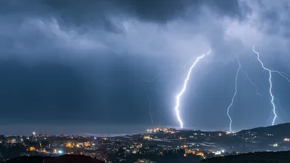 ALERTĂ METEO. Furtuni violente în mai multe judeţe în următoarele ore. Cum va fi vremea în Bucureşti