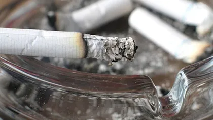 Primele restricţii pentru fumători. Autorităţile se tem că fumatul ar facilita transmiterea COVID 19