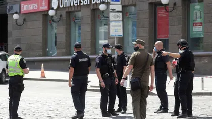 Un bărbat care susţine că are o bombă în rucsac s-a baricadat într-o bancă din Kiev