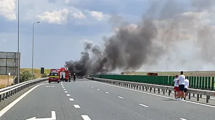 Incendiu pe Autostrada Soarelui. O maşină a luat FOC în apropiere de Cernavodă. Sunt COZI pe mai mulţi kilometri