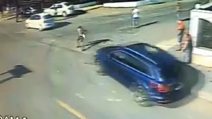 Luptele de stradă de la Murgeni: tânăr spulberat de un Audi Q7 şi proiectat într-o maşină a Poliţiei VIDEO