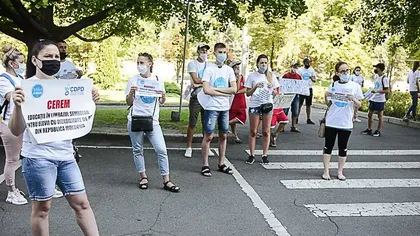Protest al elevilor în faţa Guvernului. Tinerii îi cer Guvernului Orban măsuri concrete pentru începerea şcolii