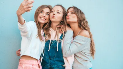 STUDIU. O treime din adolescente au declarat că nu vor publica un selfie fără a folosi cel puțin un filtru de îmbunătăţire a feţei