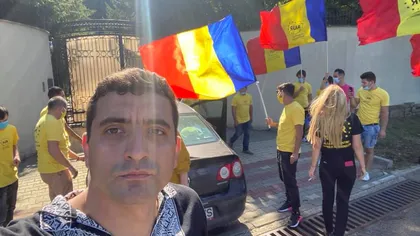 Protest în faţa domeniului lui Marian Oprişan de la Boloteşti. Poliţiştii şi jandarmii au împărţit amenzi