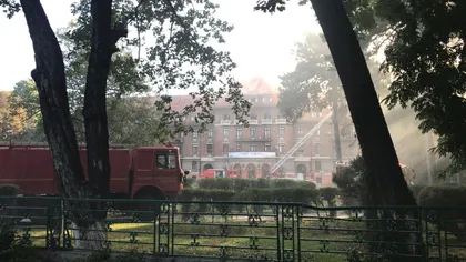 Incendiu puternic la hotelul Triumf din Capitală. Mai multe echipaje de pompieri se luptă cu flăcările
