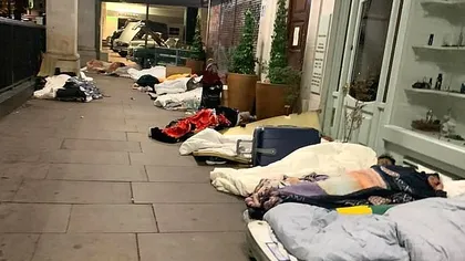 Se întâmplă la Londra, pe una dintre cele mai luxoase străzi. Zeci de români dorm pe saltele vechi şi cartoane