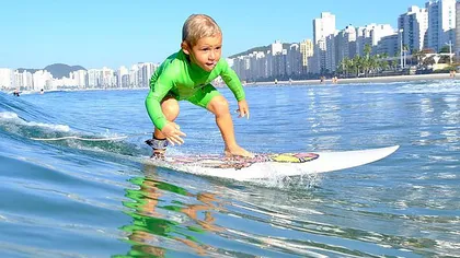 Prinţul oceanului! Un copil de patru ani înfruntă valurile Atlanticului cu o placă de surf VIDEO