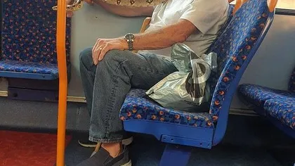 Scene şocante într-un autobuz! Un bărbat a folosit un şarpe pe post de mască de protecţie FOTO