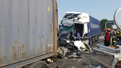 Accident grav în Germania, patru români au murit. Un microbuz a fost strivit între două TIR-uri româneşti