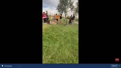 Scene şocante într-un parc din România. Băiat BĂTUT cu bestialitate de părinţii unei fete pe care ar fi lovit-o cu mingea VIDEO