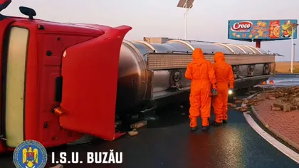 Pericol de explozie în Buzău! Cisternă cu 24 de tone de diluant, răsturnată într-un sens giratoriu