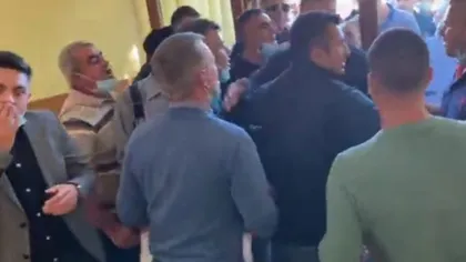 Scene violente în Dolj! Primarul a sărit la bătaie la fiul contracandidatului său