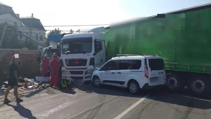 Accident grav în Cluj. Două TIR-uri şi un autoturism s-au ciocnit