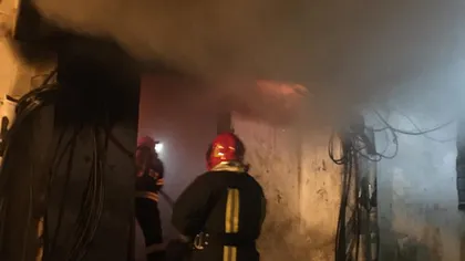 Incendiu într-un bloc din cauza unei ţigări. Zeci de persoane au fost evacuate