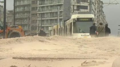 Furtuna Odette a făcut ravagii în Belgia. Maşinile au fost îngropate în nisip, iar autostrada a fost transformată în plajă