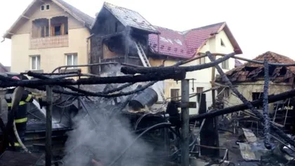 Incendiu devastator în Câmpulung Muscel. Două case, un garaj şi 11 maşini, distruse de flăcări