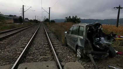 Maşină distrusă de tren în judeţul Bacău. Şoferul autoturismului a fost rănit FOTO