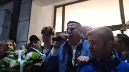 VIDEO. Mii de oameni îl felicită pe primarul din Sângeorz-Băi care şi-a abuzat fiica! Fără măşti, toată lumea cântă