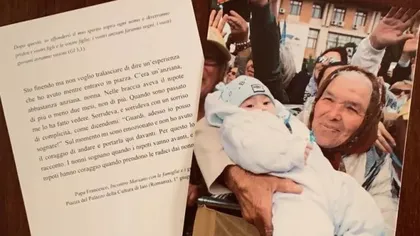 Papa Francisc, impresionat de vizita în România. Le oferă celor veniţi în audienţă poza unei bătrâne din Iaşi, cu nepoţelul în braţe