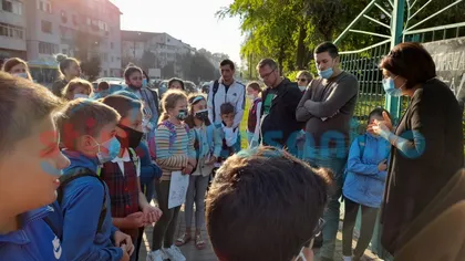 Protest la o şcoală din Botoşani. Părinţii spun că elevii sunt ţinuţi nemâncaţi din cauza măştii VIDEO