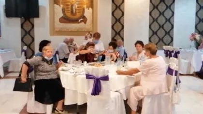 Petrecere cu zeci de pensionari organizată de PNL Roman într-un restaurant. Distanţarea socială, imposibilă